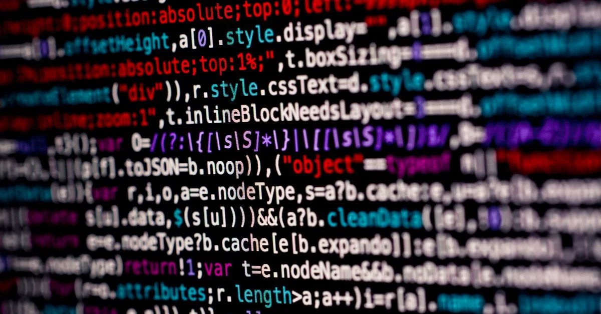 Acercamiento de código multicolor en una pantalla de computadora, destacando programación.