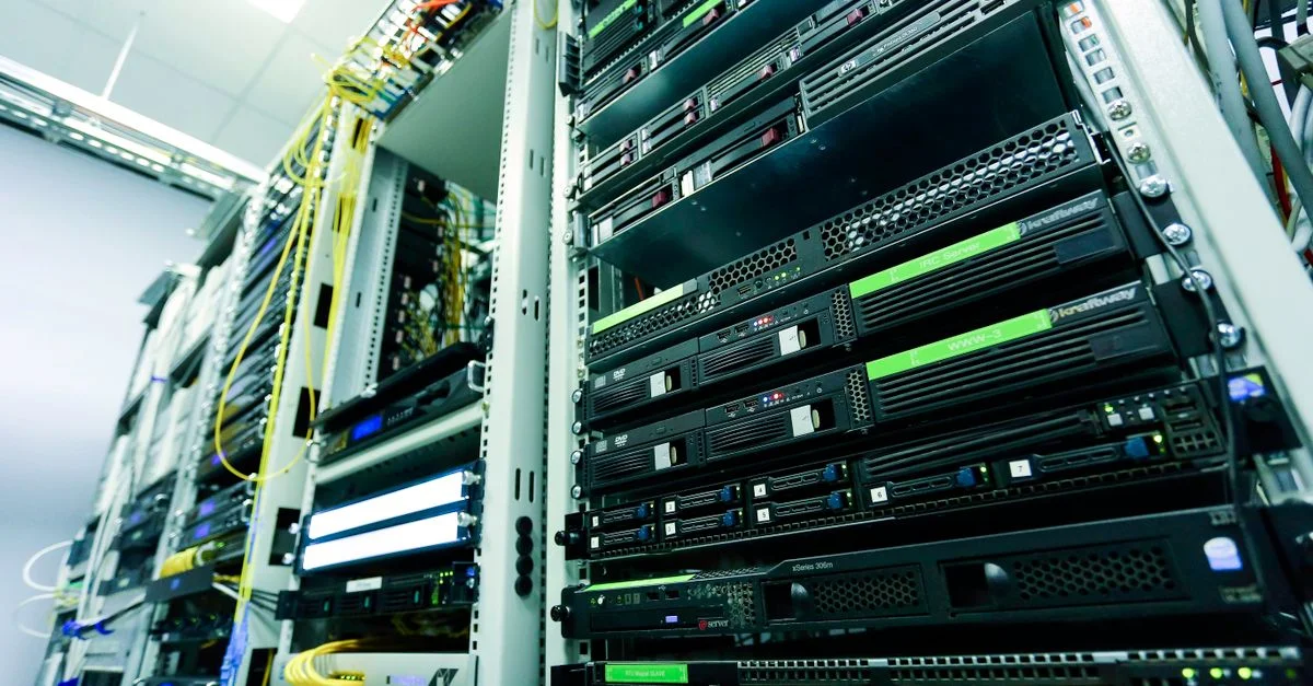 Rack de servidores de alta tecnología en un centro de datos seguro con cables de red y componentes de hardware.