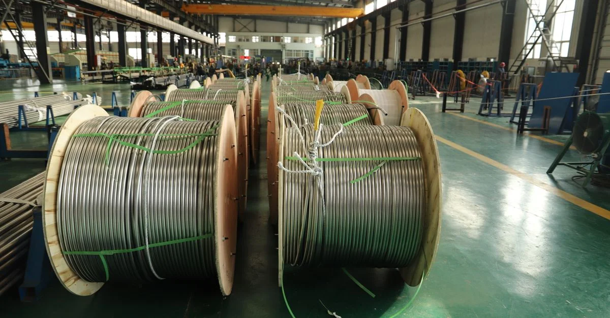 Vista de grandes carretes de cable en una instalación de fabricación industrial, que muestra la escala de producción.