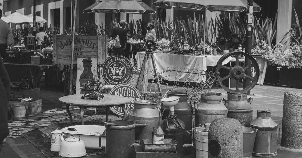 Foto en blanco y negro de un puesto vintage en un mercado de pulgas en Puebla, México.