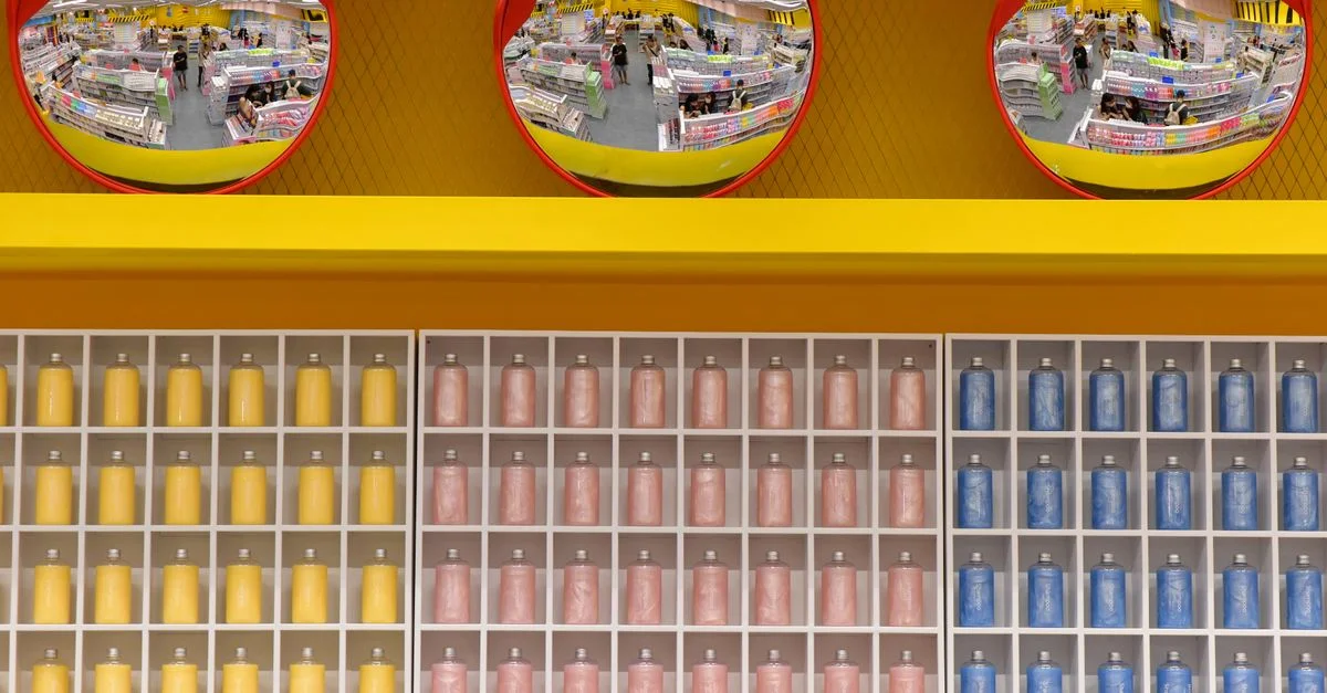 Escena de almacén vibrante con estantes coloridos y espejos circulares, que captura un entorno de compras ajetreado.