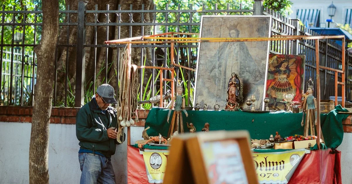 Un vendedor local vende artículos religiosos en un mercado al aire libre en Buenos Aires, Argentina.
