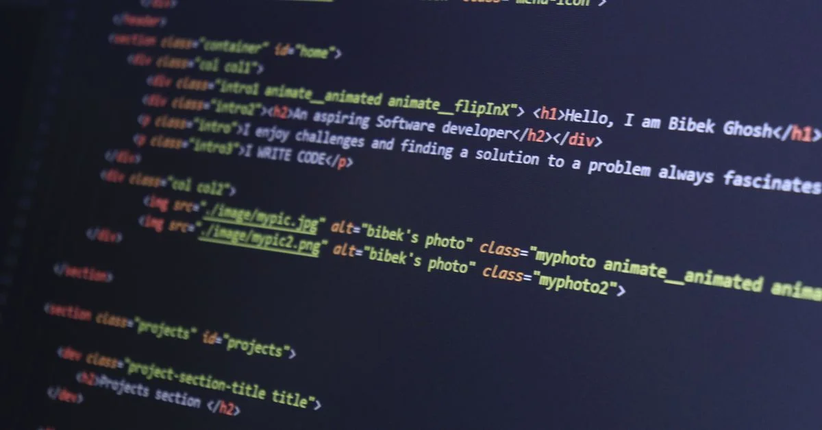 Código HTML colorido mostrado en la pantalla de una computadora para proyectos de programación.