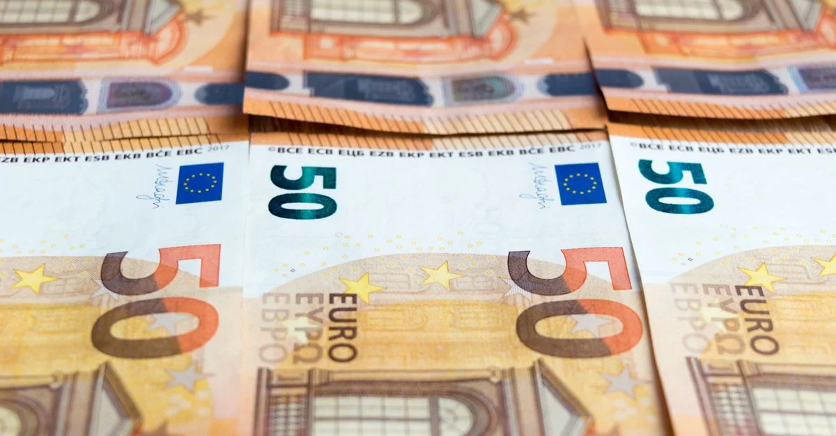 Imagen detallada de múltiples billetes de 50 Euros apilados, mostrando el diseño de la moneda.