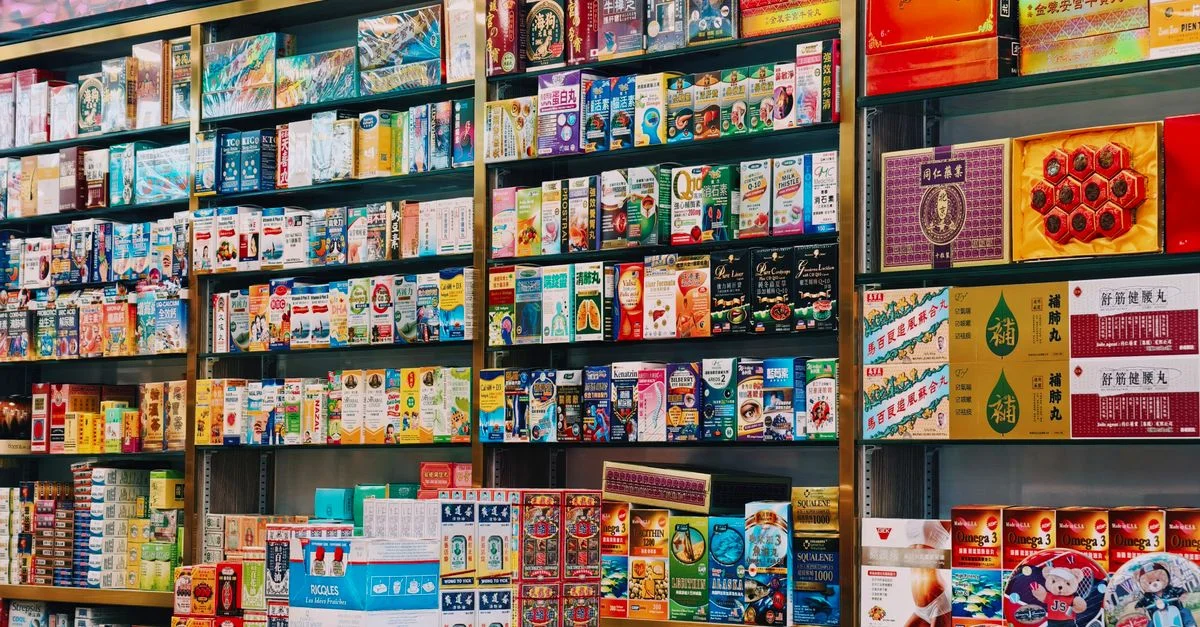 Exhibición brillante y colorida de diversos productos asiáticos en los estantes de los supermercados.