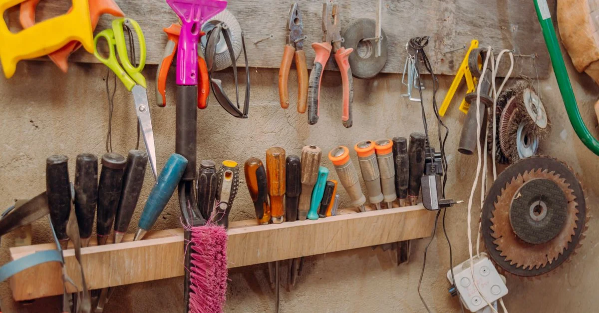 Herramientas manuales organizadas en la pared de un taller. Equipos esenciales de carpintería exhibidos de manera ordenada.
