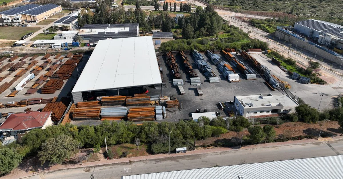 Vista aérea de una gran instalación industrial con almacenes y depósitos de acero.