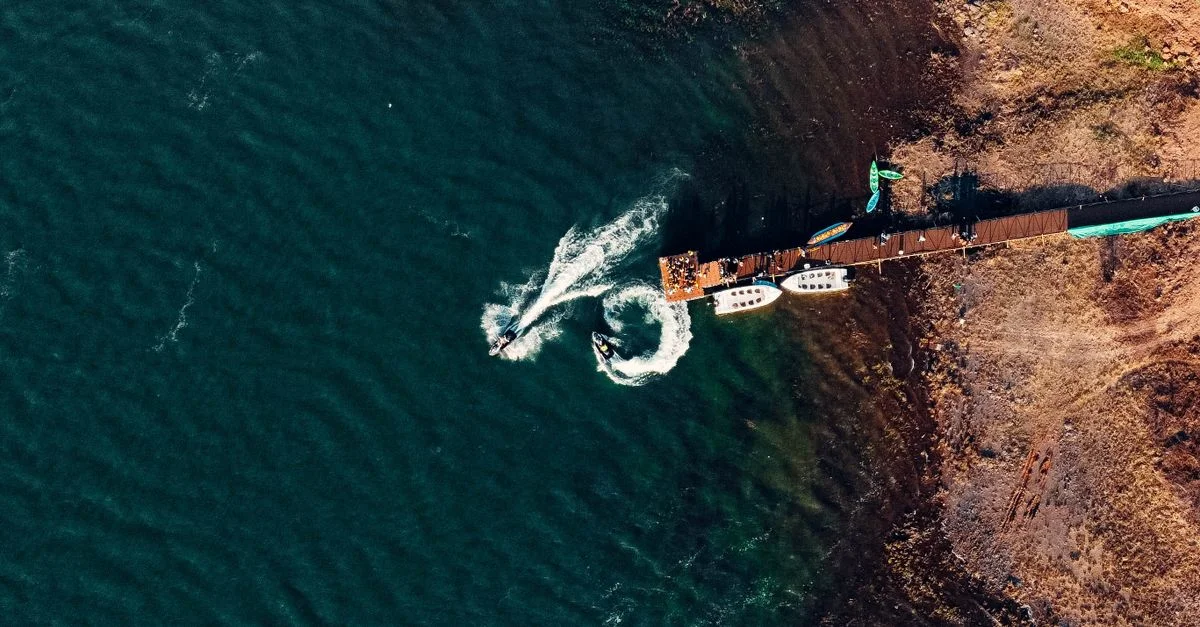 Vista aérea de una embarcación creando olas cerca de un puerto en Sambalpur, India.