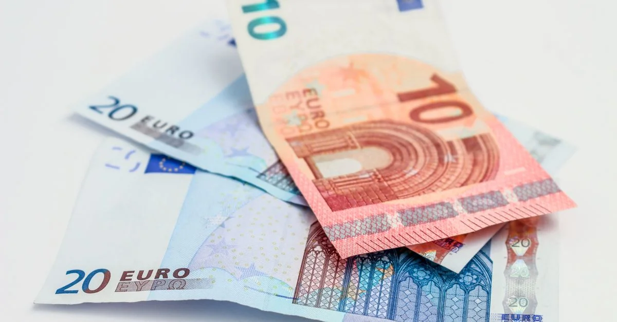 Montón de billetes de 10 y 20 euros que simboliza finanzas y economía.