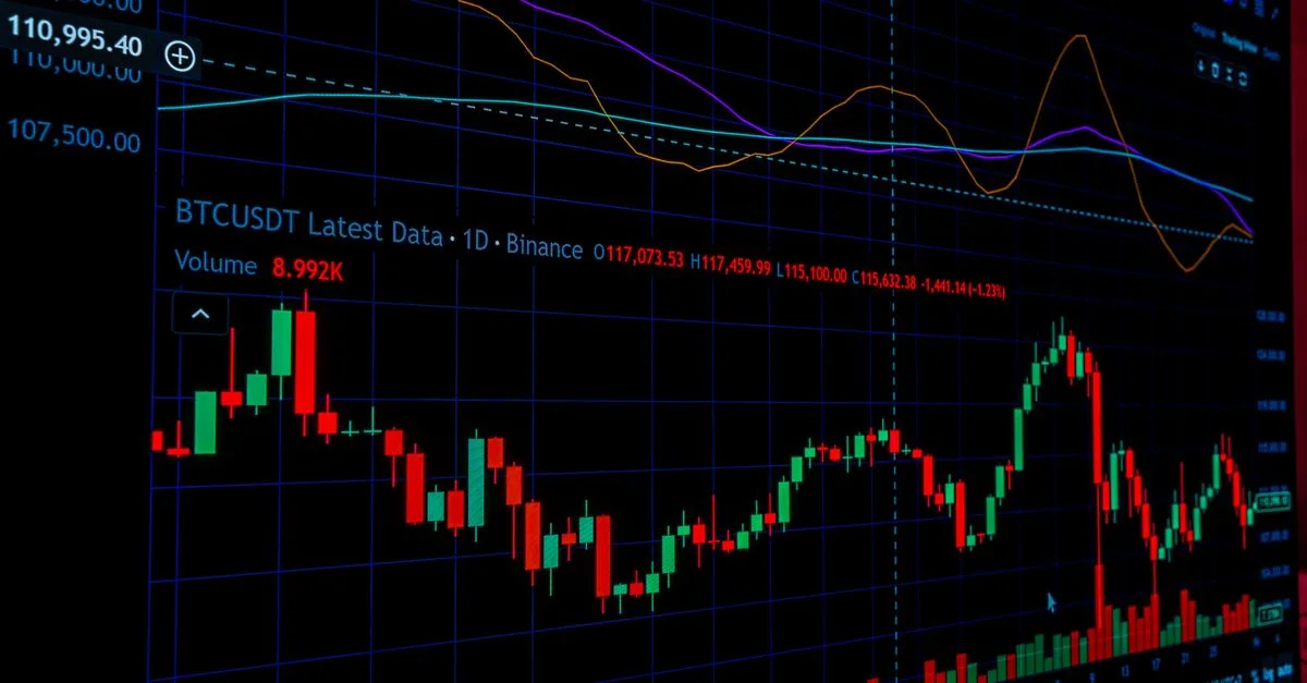 Vista detallada de un gráfico del mercado de criptomonedas que muestra datos de análisis técnico en una pantalla.