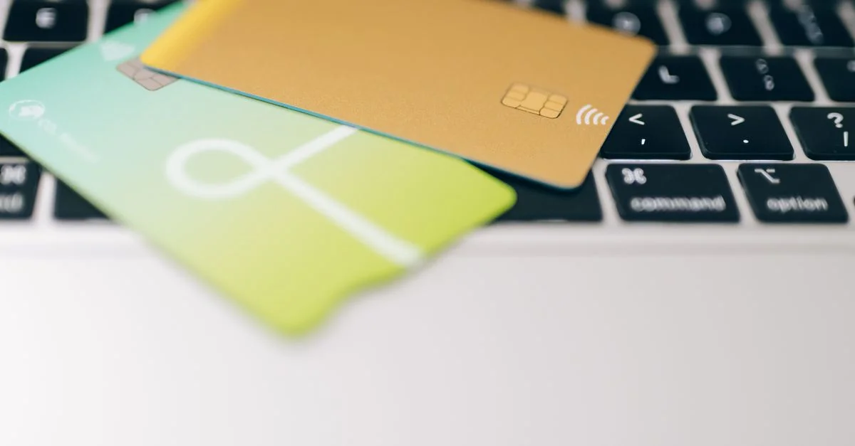 Dos tarjetas de crédito colocadas sobre el teclado de un portátil resaltando el concepto de pago en línea.