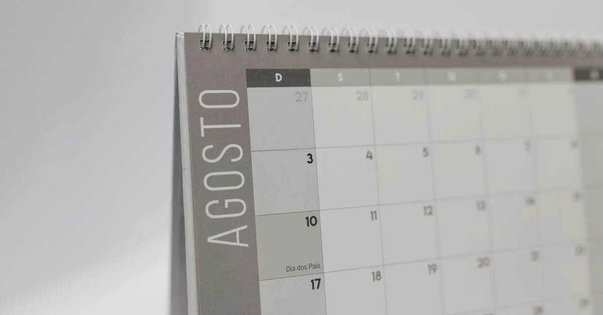 Primer plano de un calendario de escritorio que muestra agosto en portugués con un diseño minimalista.