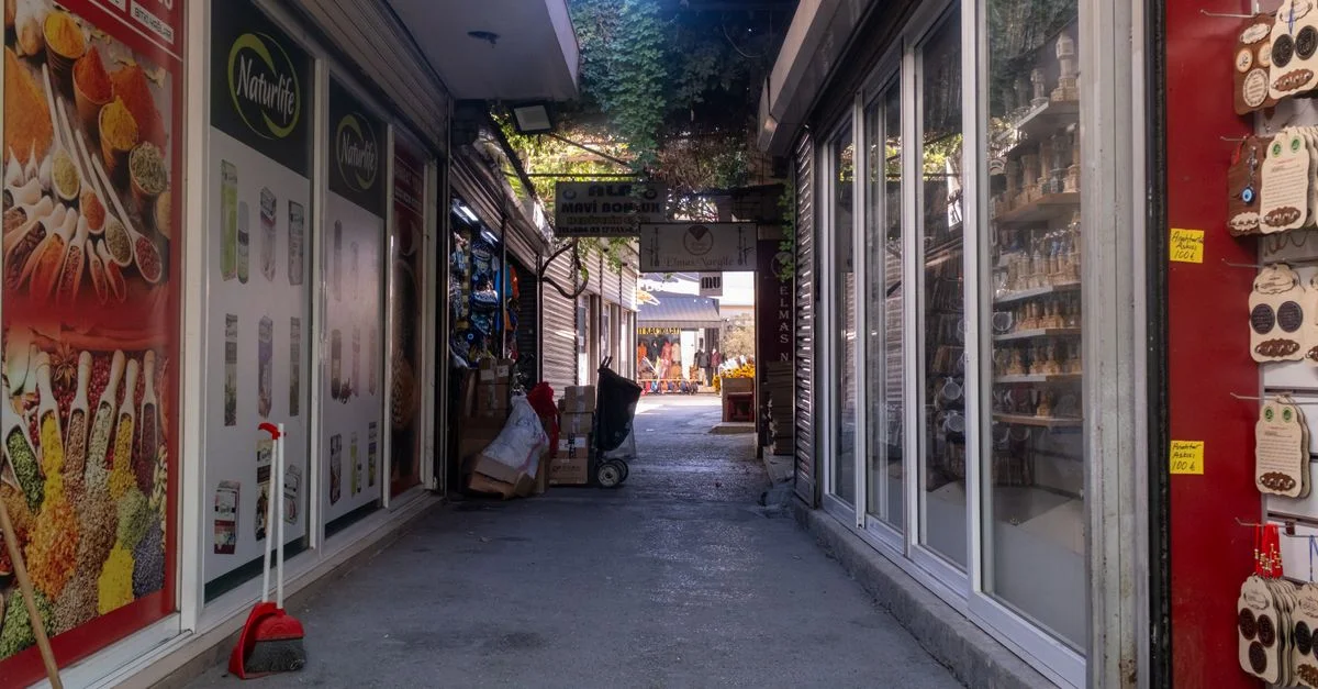 Un callejón tranquilo en el mercado de Izmir, donde se pueden encontrar tiendas locales y productos tradicionales.